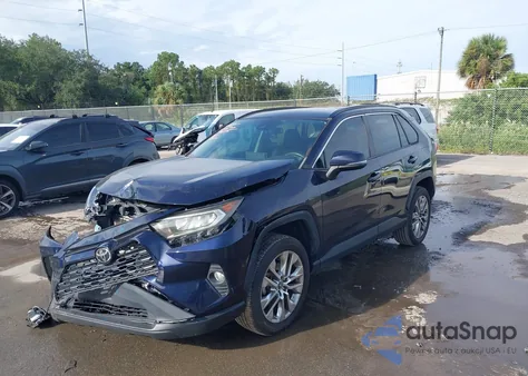 2020 Toyota Rav4 Xle Premium z USA, uszkodzony, nr VIN 2T3C1RFV3LC082616